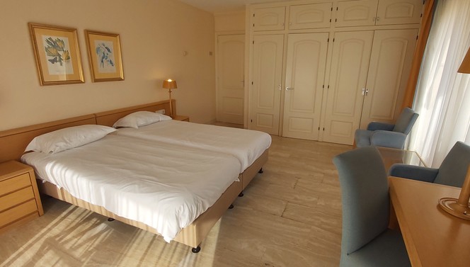Chambre de luxe avec balcon et vue sur la piscine